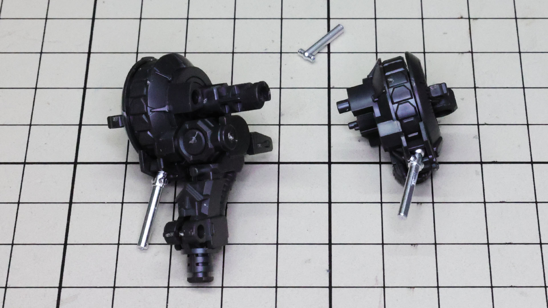 背骨を中心に左右のエイハブ・リアクターで中心部分を組み上げていきます