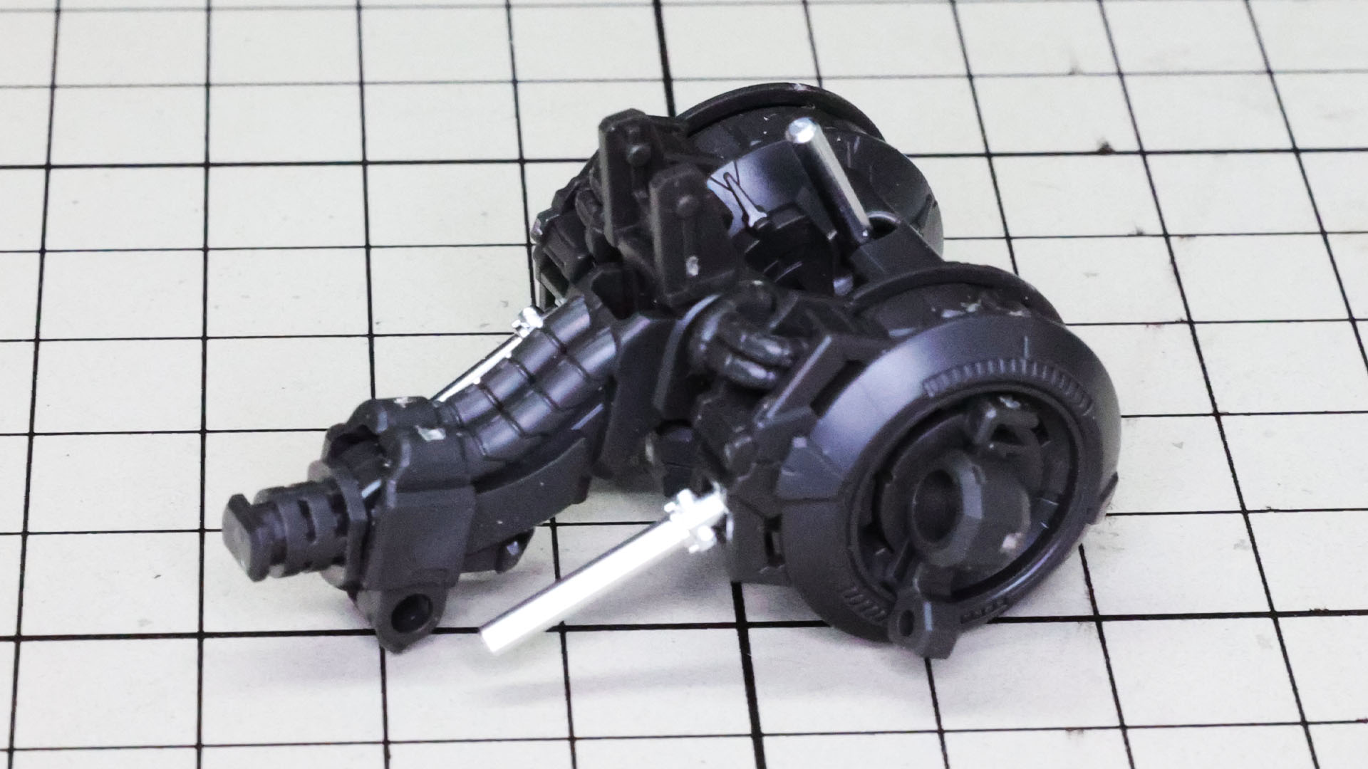 背骨部の背中側には2本のパイプディテールが走ります