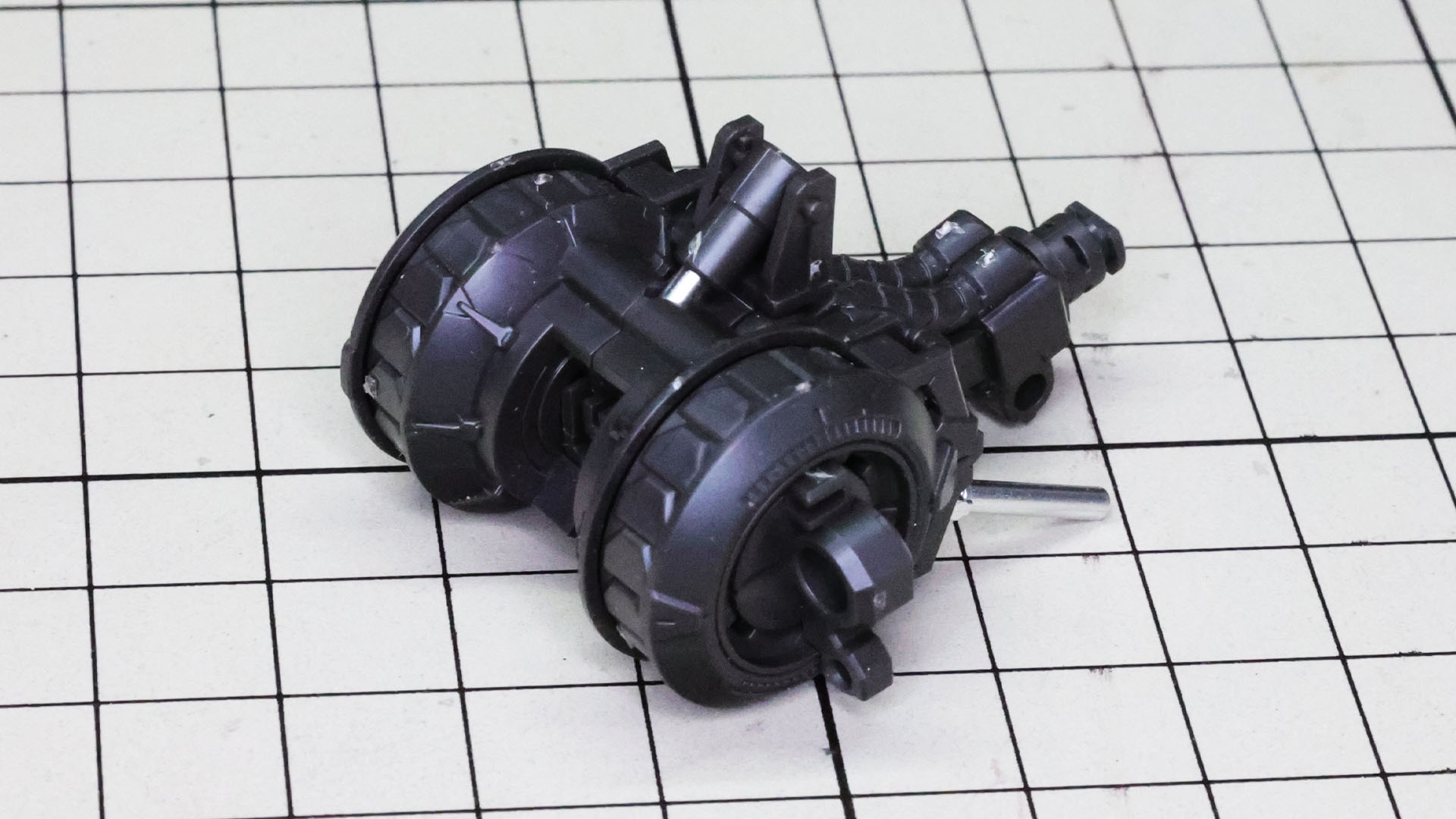 背中のシリンダーも可動します。この部分は前後に回転する単純な構造ですが、新設計で可動範囲も広がったのでここで動きを慣らしておくことをおすすめします