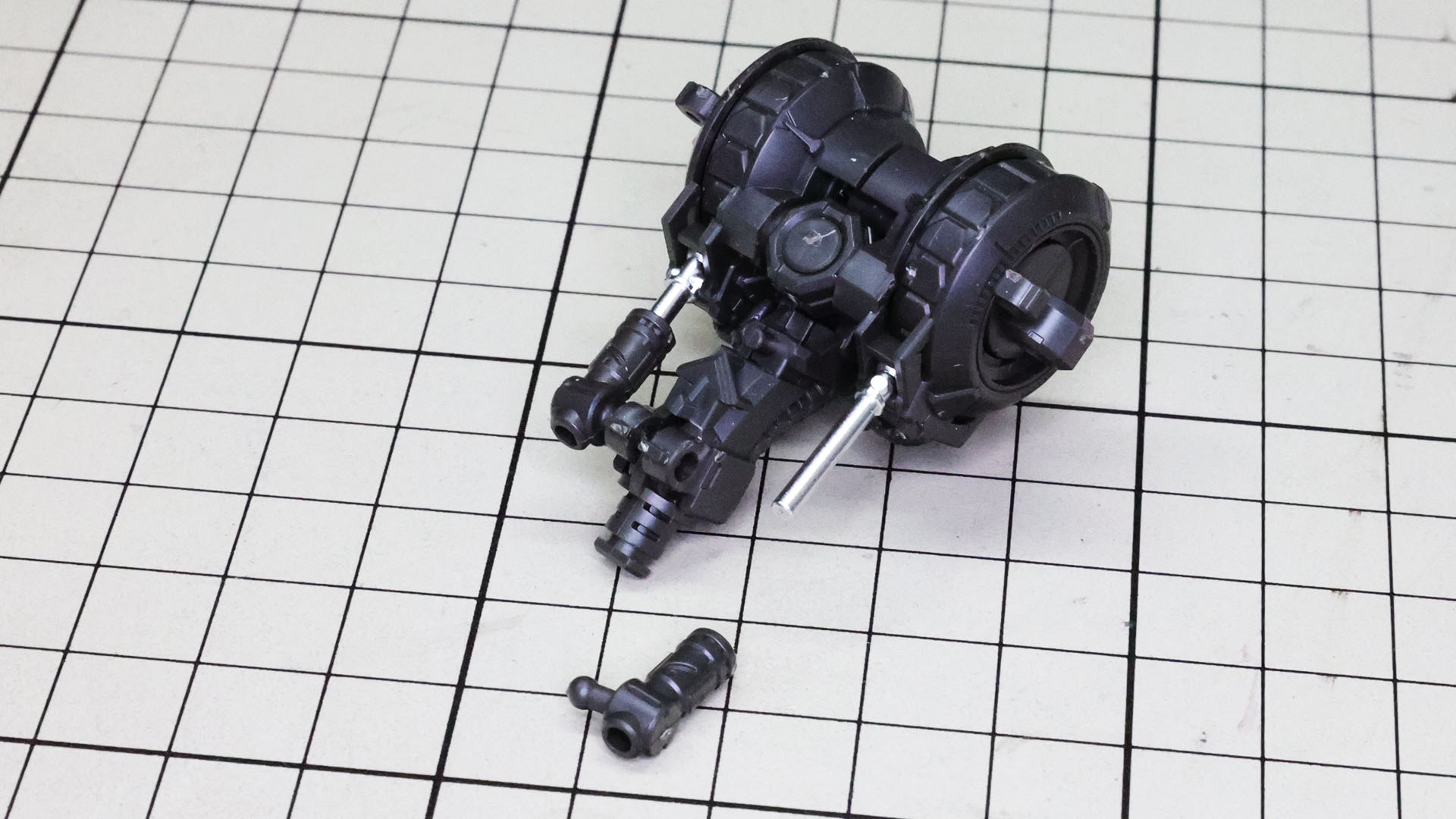 腹部にあたる部分のシリンダーの受け側を組んでいきます