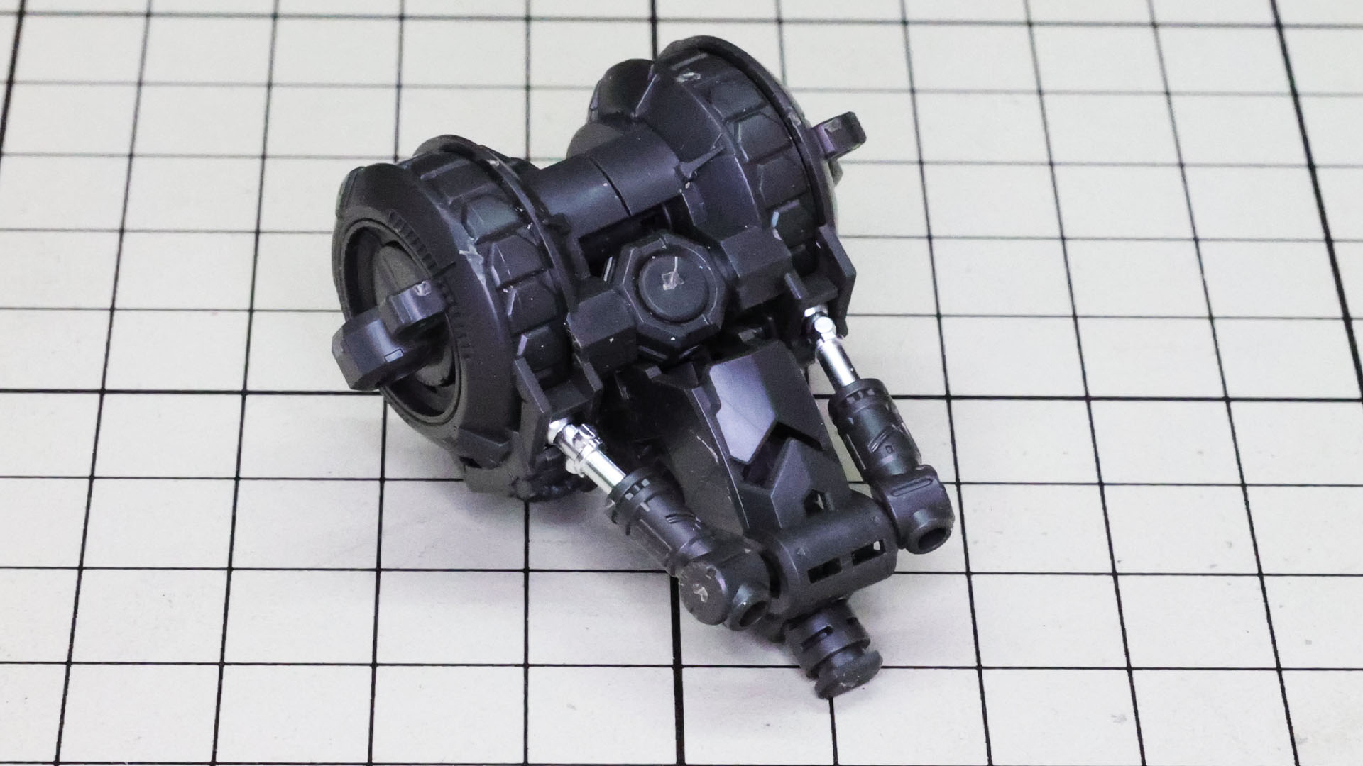 胸部にあたる部分に装飾パーツを組み込みます