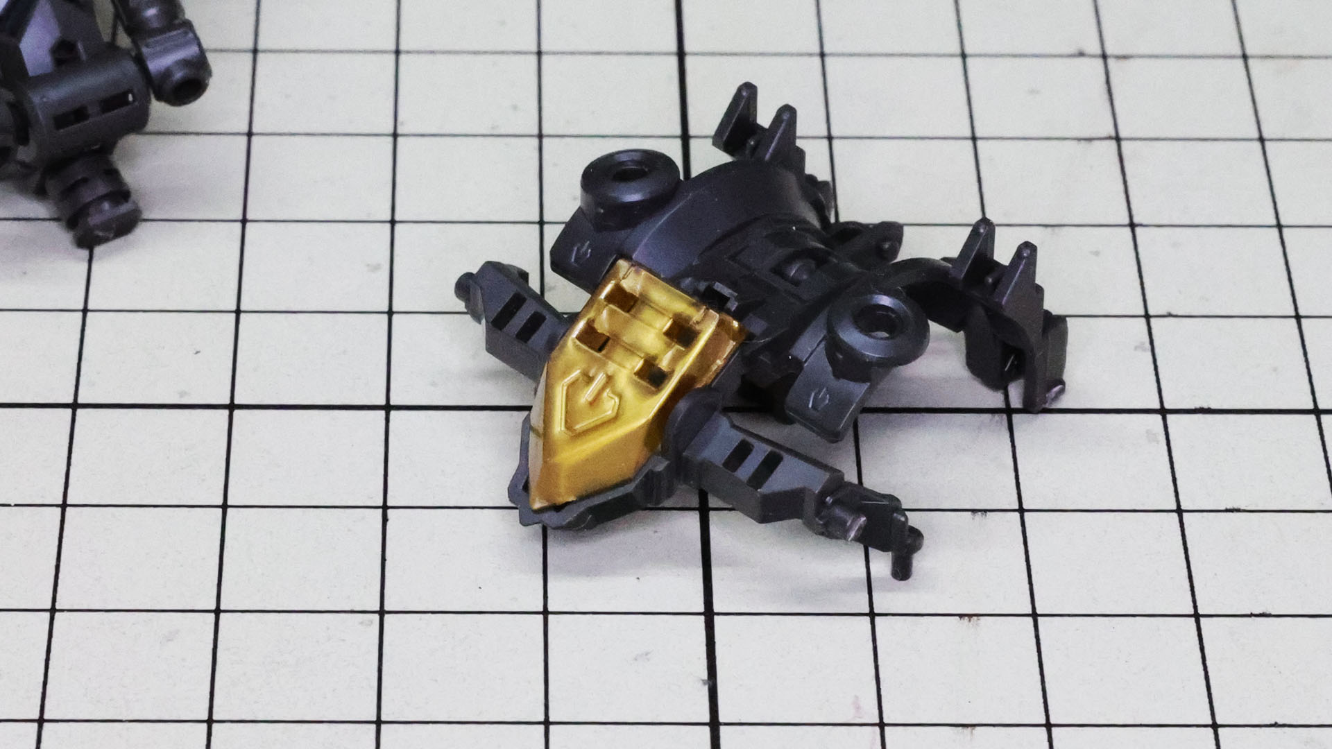 胸部にあたる部分に装飾パーツを組み込みます