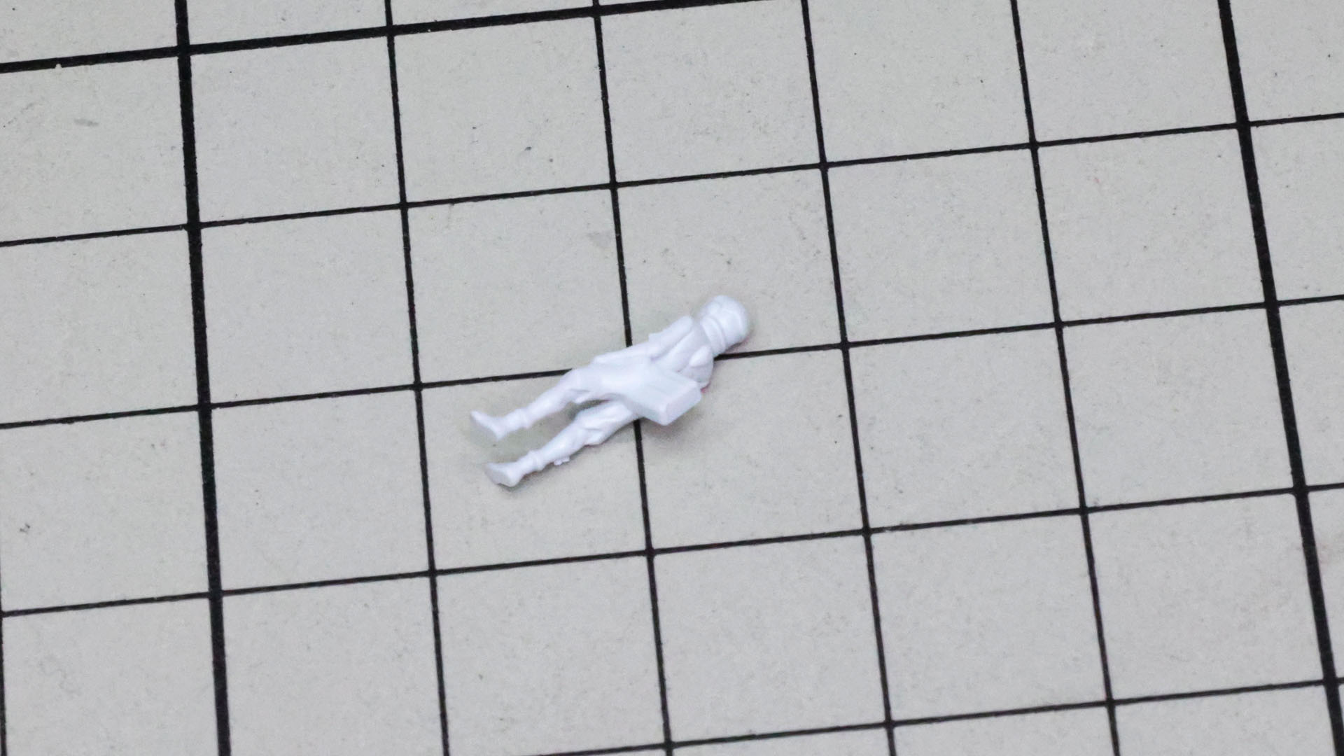 パイロットスーツ姿の三日月・オーガスの背中には阿頼耶識システムのインターフェースがモールドされています