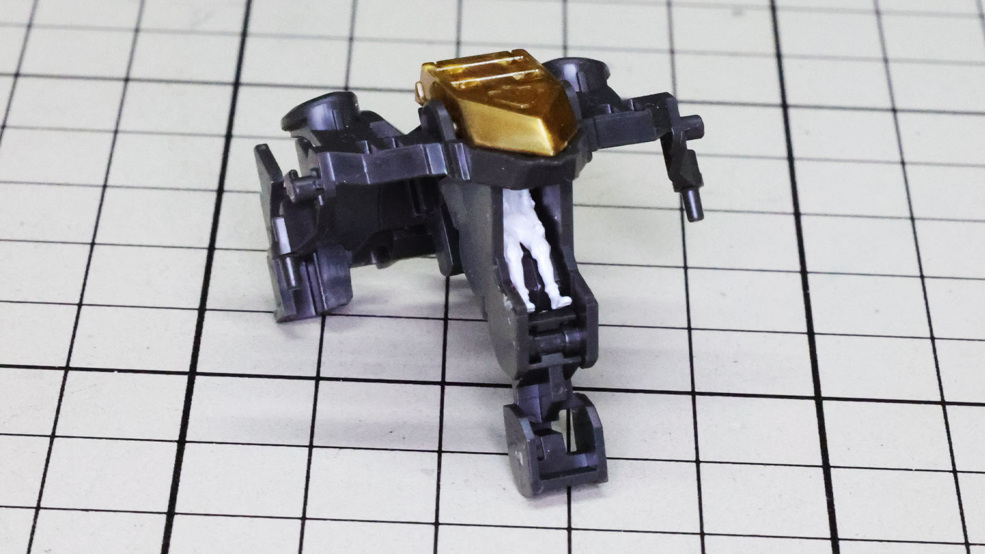 胸部とコックピットをドッキングさせ、この後腹部のメカフレームとドッキングさせます