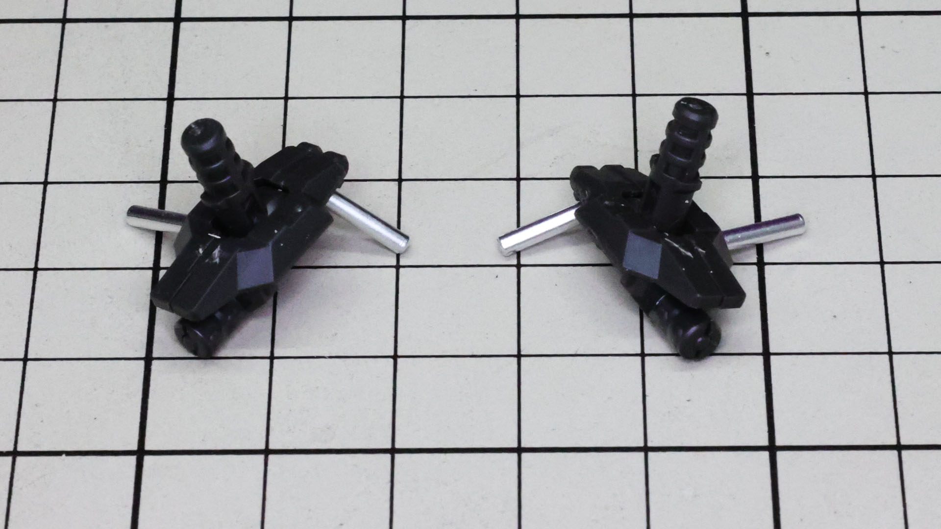 左右の肩部メカフレームが組み上がりました