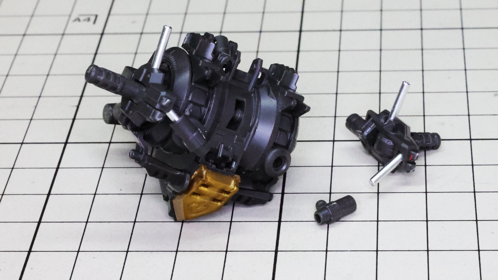 組んだ肩部メカフレームを胴体部メカフレームに組み付けていきます。接続する軸やシリンダー軸に気を配りながら作業します