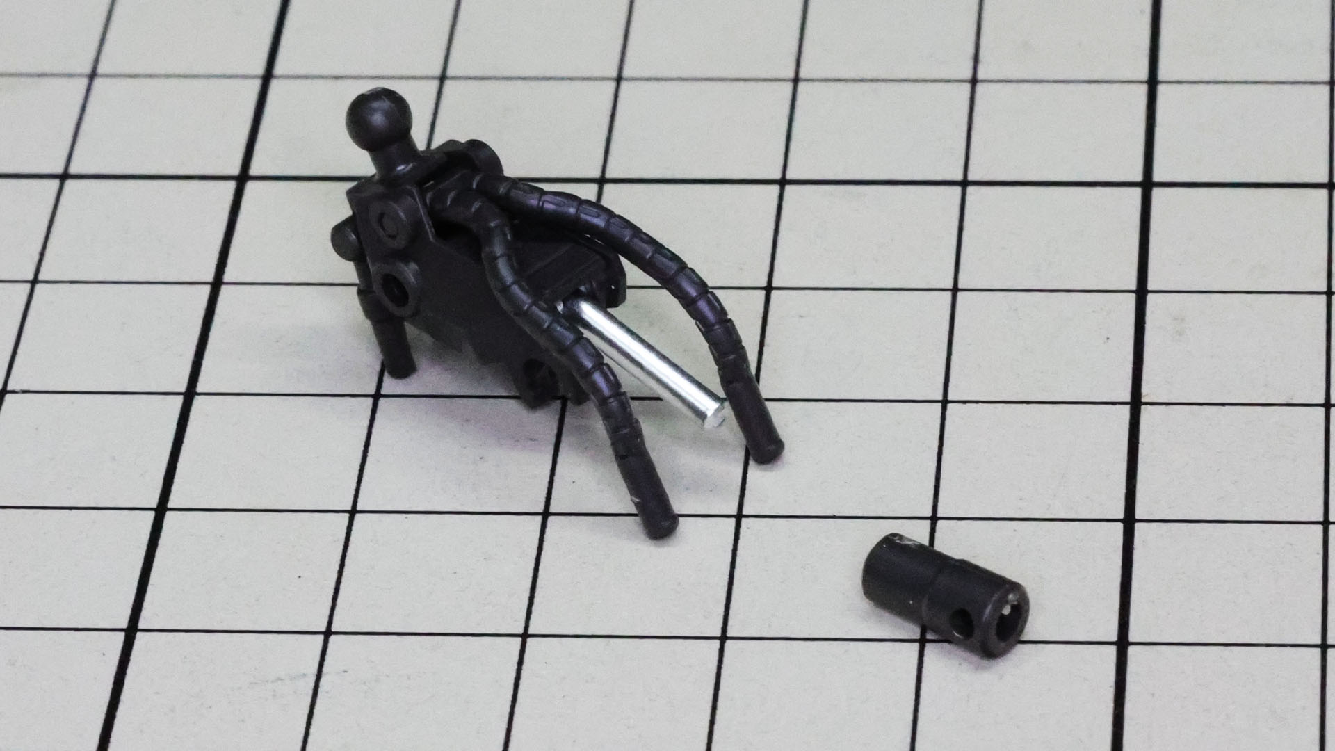 パイプが伸びるほうが背中側になります。背中側にはここにもシリンダーが存在します