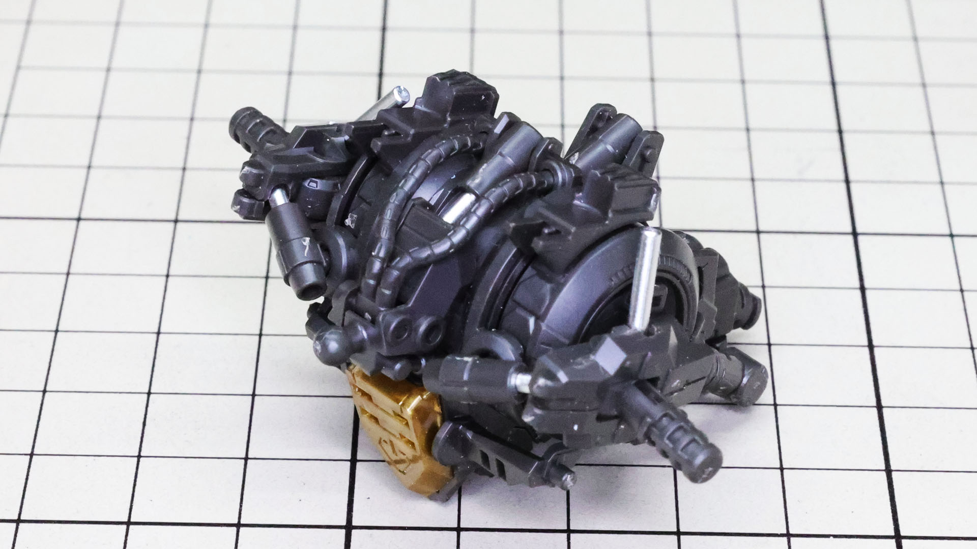 胴体部メカフレームに首部メカフレームをドッキングさせます