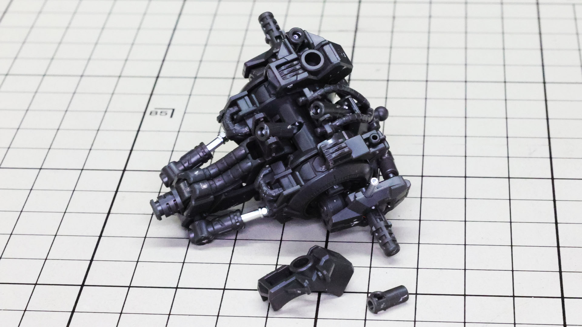 背中側、両側に肩裏のメカフレームを組み付けていきます。シリンダー受け部があります