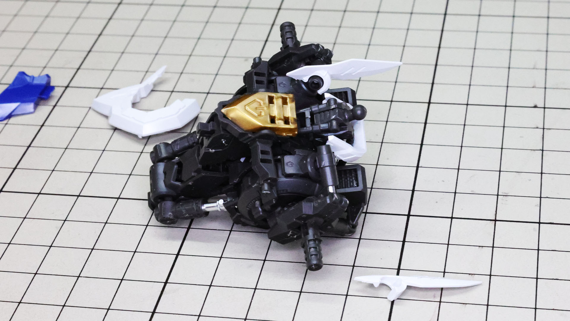 首部や襟部の装甲パーツを組み付けていきます