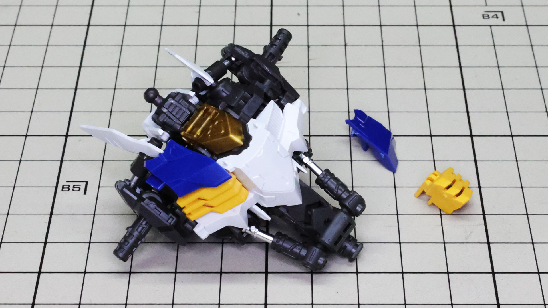 胸部左右のダクトや装甲を組み付けていきます