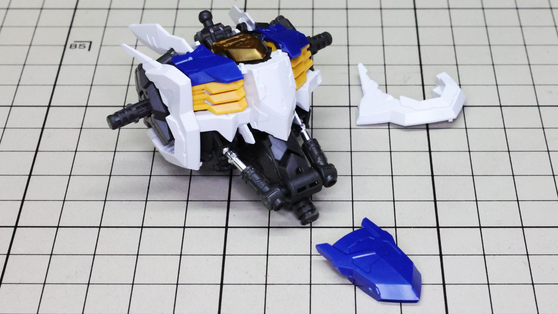 両肩と胸部上面装甲を組み付けます