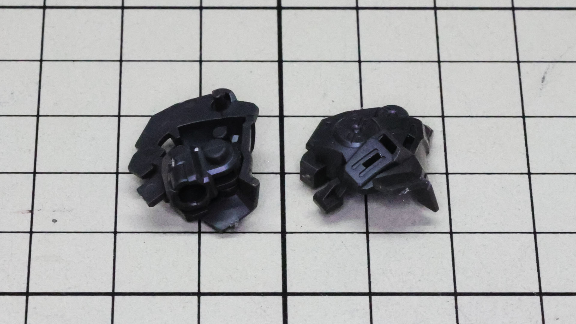 メカフレームに首関節を組み込みます