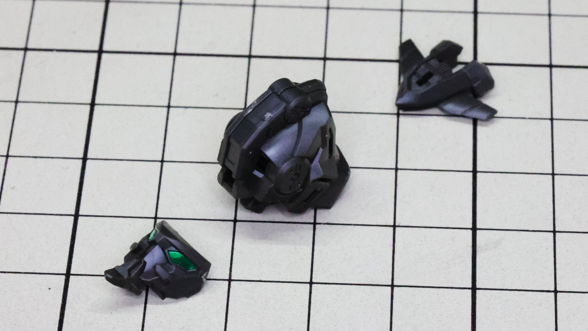 マスクやひさしにあたるメカフレームを組み付けます