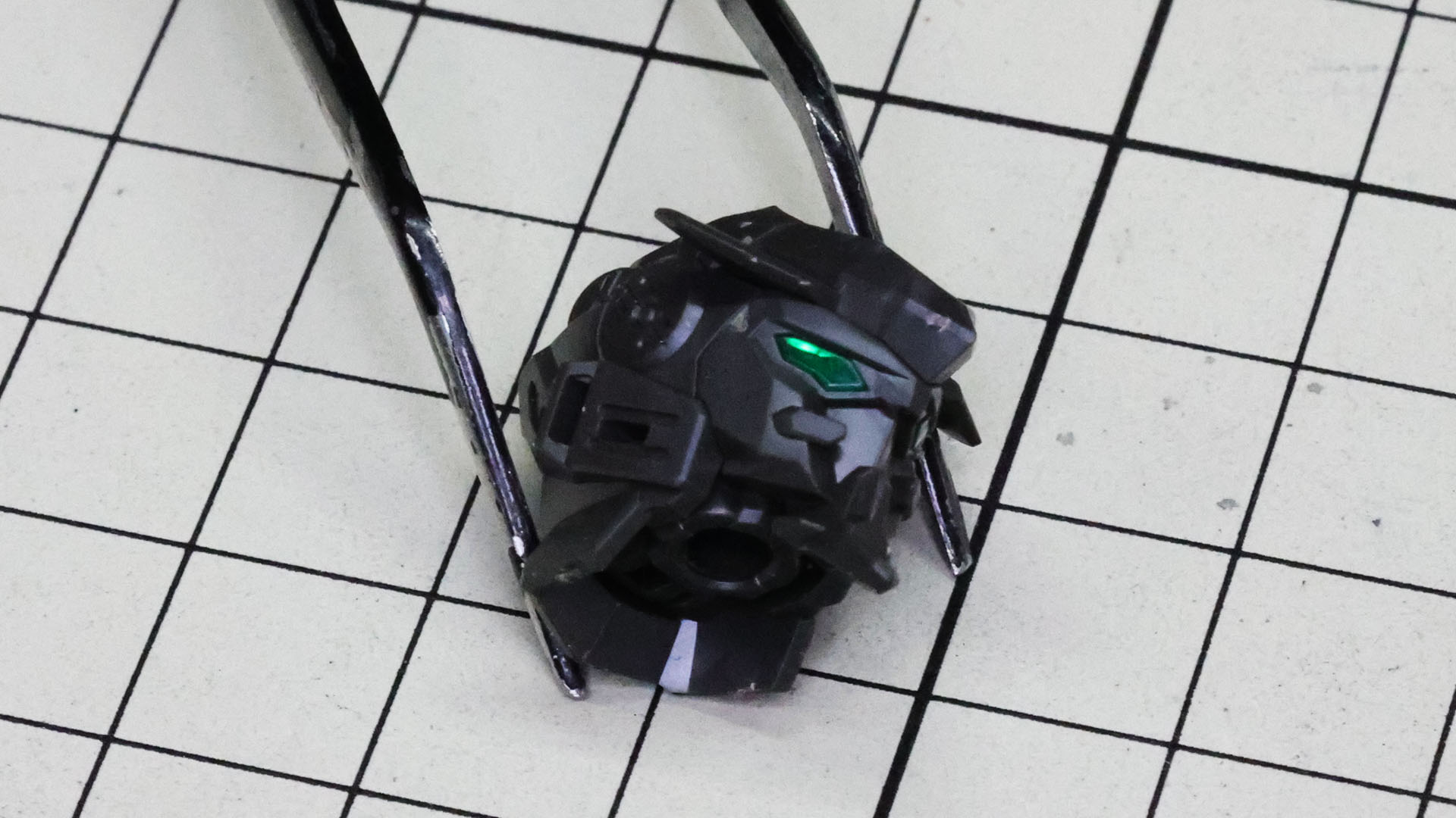 クリアパーツによるツインアイはシャープで別の素材感も感じる印象ですが……