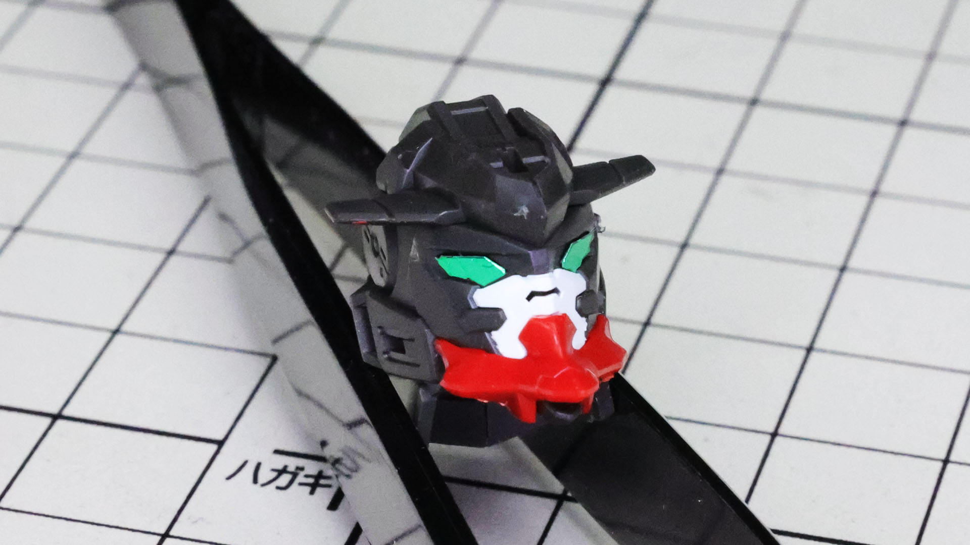 今回はシールを貼りこんで、より目力をアップさせることにしました