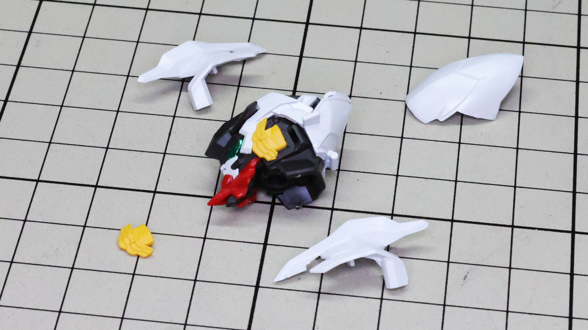 頬のダクトを取り付け、装甲パーツで覆っていきます