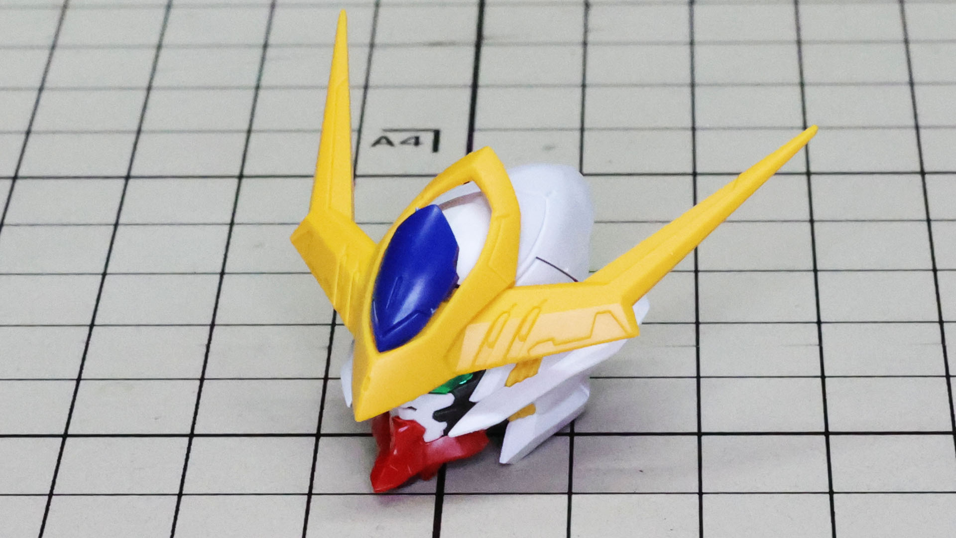 巨大なアンテナとその基部を組み付けて頭部完成です