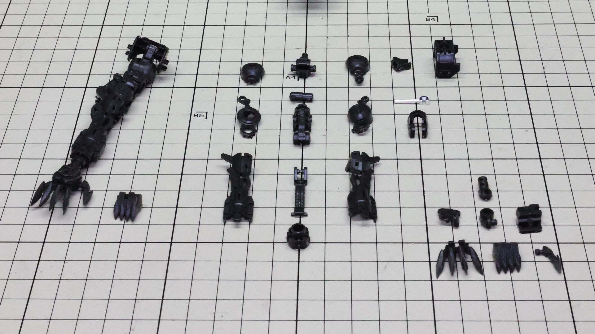 まずはメカフレームから組んでいきましょう。右腕を組んであります。パーツ数は抑えられている印象の腕部パーツ群です