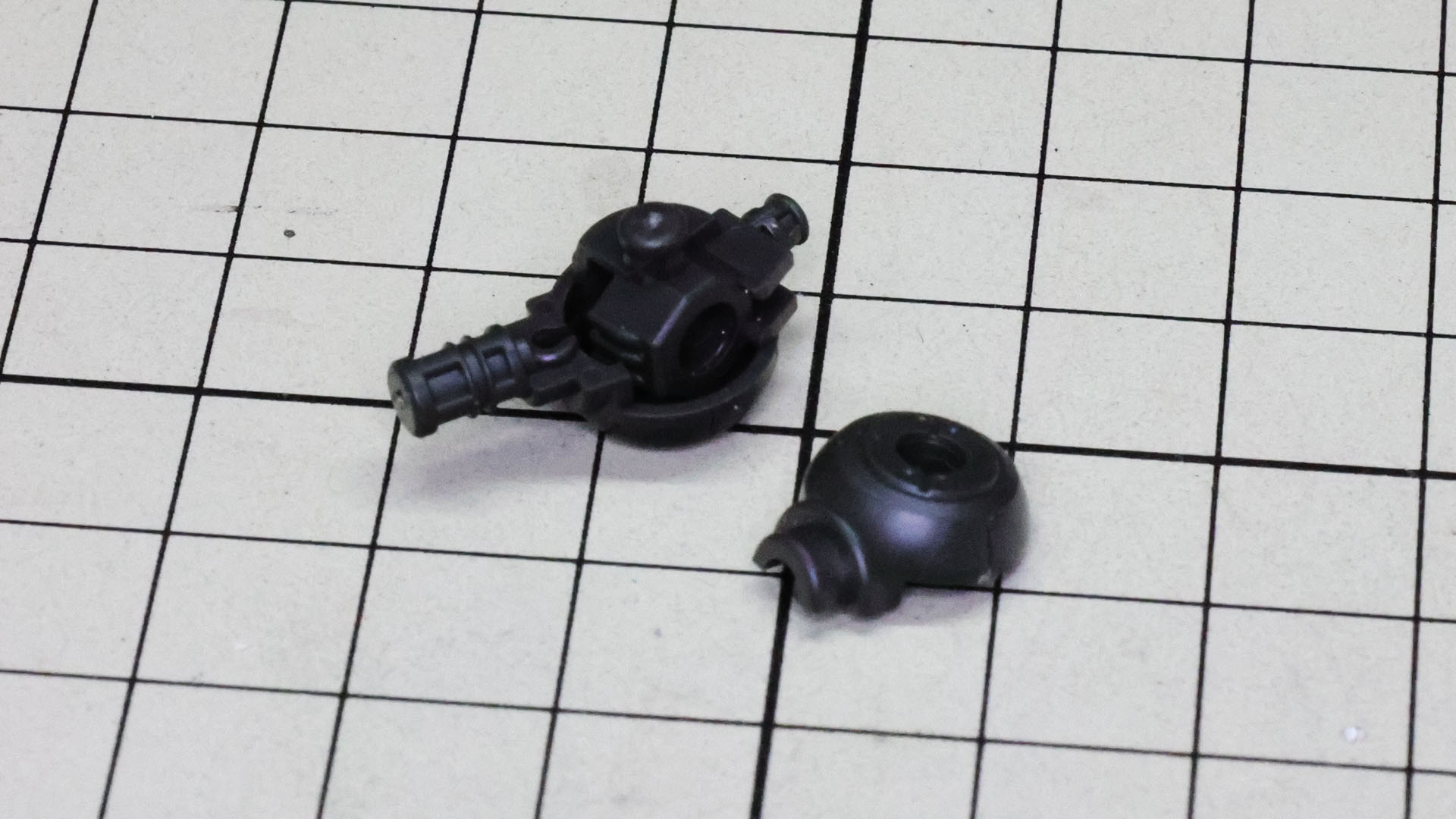 肩関節を組みます。肩先にはアーマーが乗るのでそのジョイントパーツも組み込みます