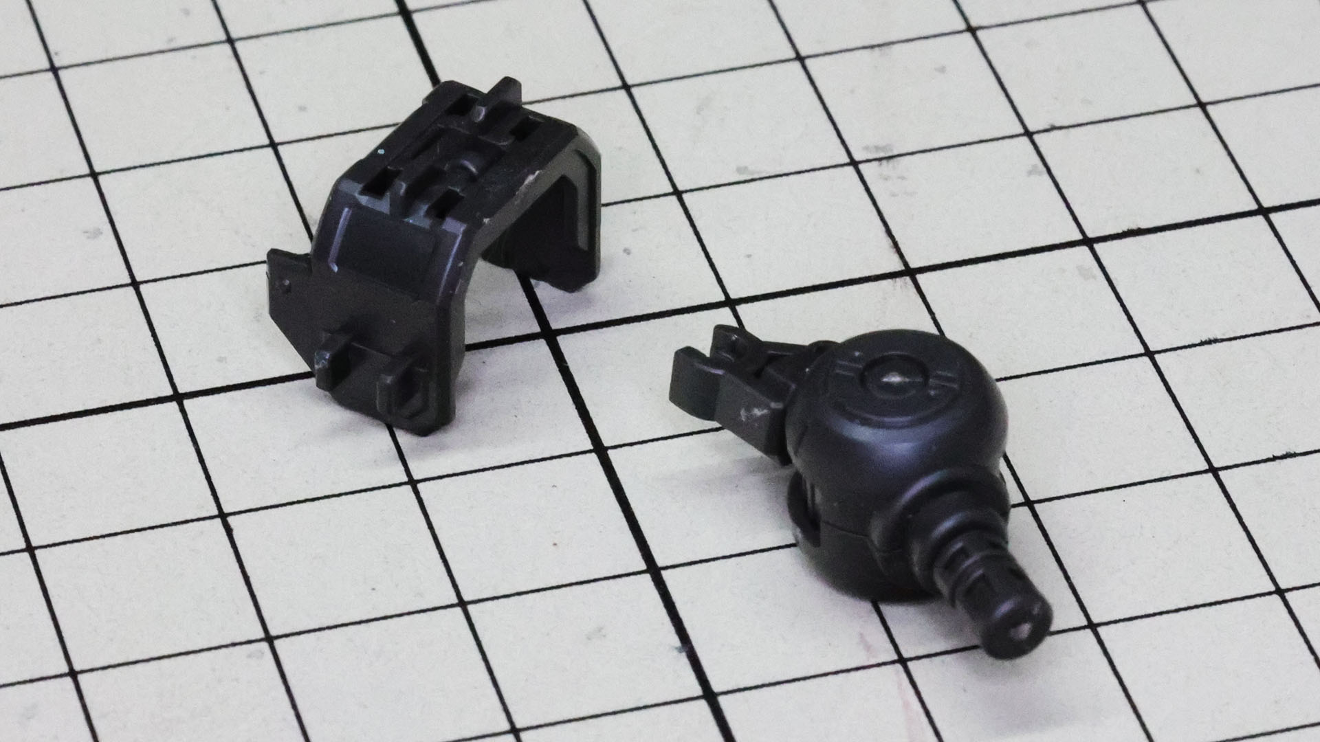 肘関節と前腕部を組んでいきます。前腕部が伸ばされているのがわかるパーツです