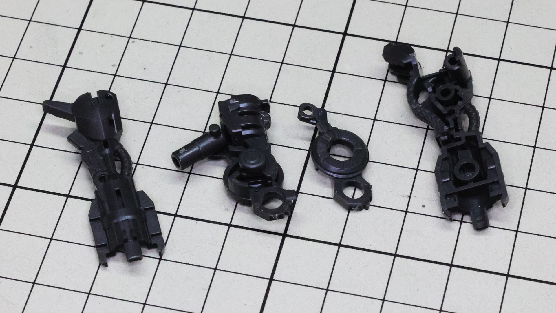 肘関節と前腕部を組んでいきます。前腕部が伸ばされているのがわかるパーツです