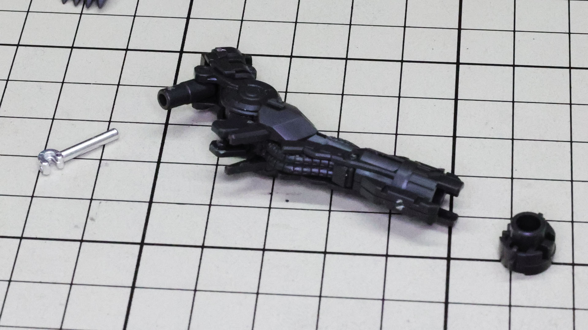 肘関節にはシリンダー機構が用意されていてメカニカルな印象と説得力を持たせています