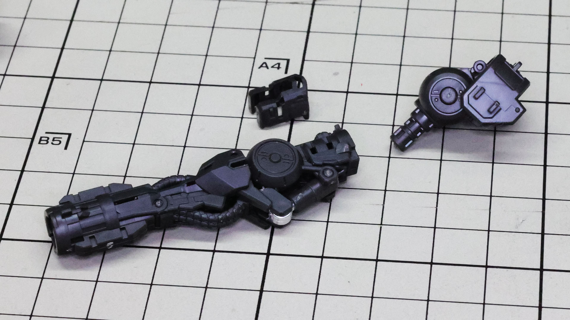 肩関節と腕部本体をドッキングさせます