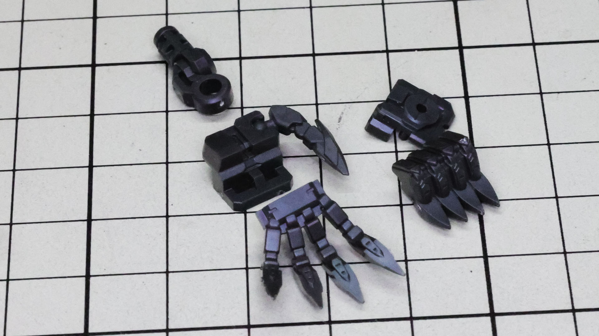 ハンドは手首の複数の可動軸、親指が可動します。指先が結構尖っているので注意しましょう！