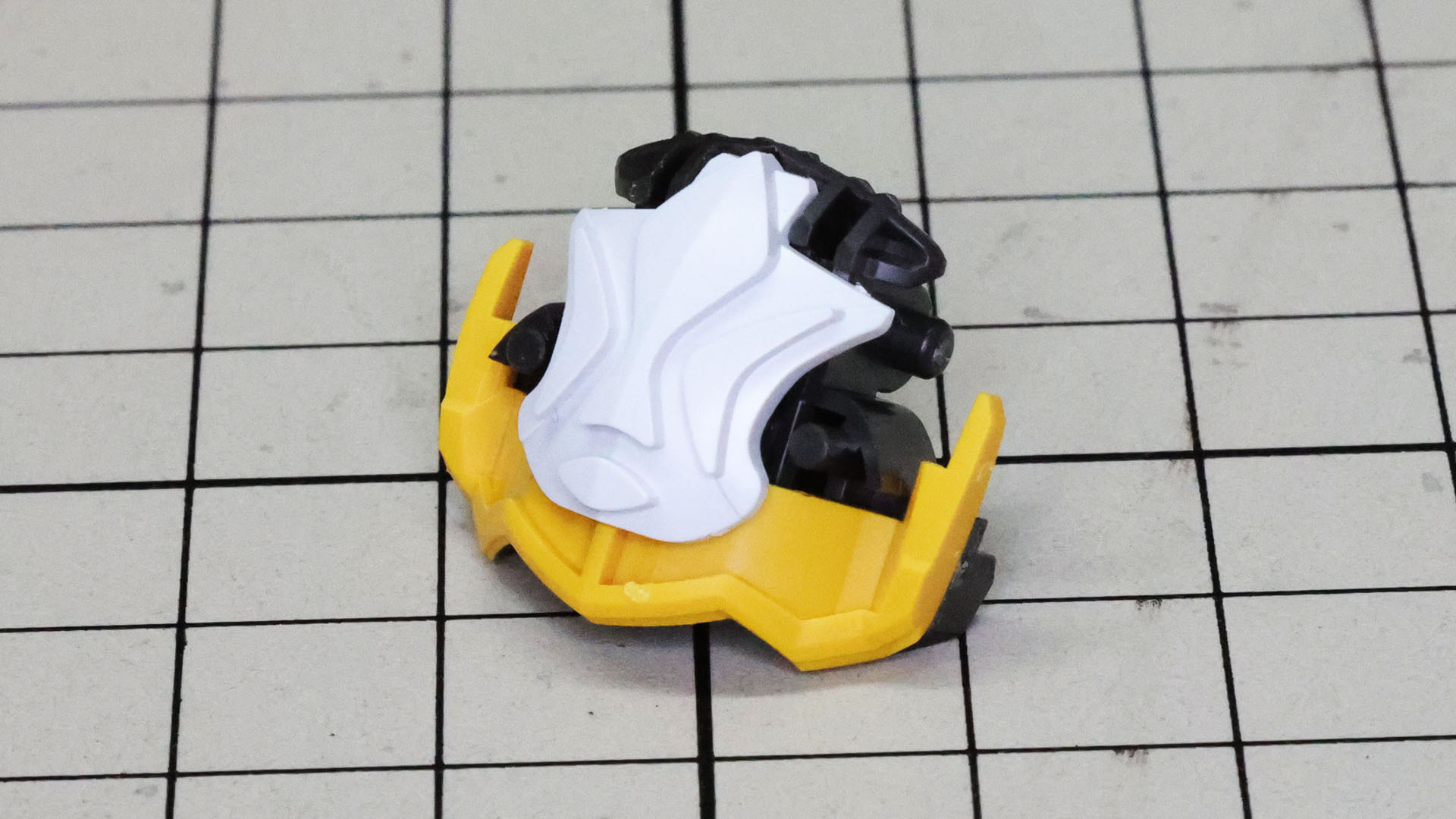 肩先のアーマーを組んでいきます。鉄華団のマークはパーツ分けされています