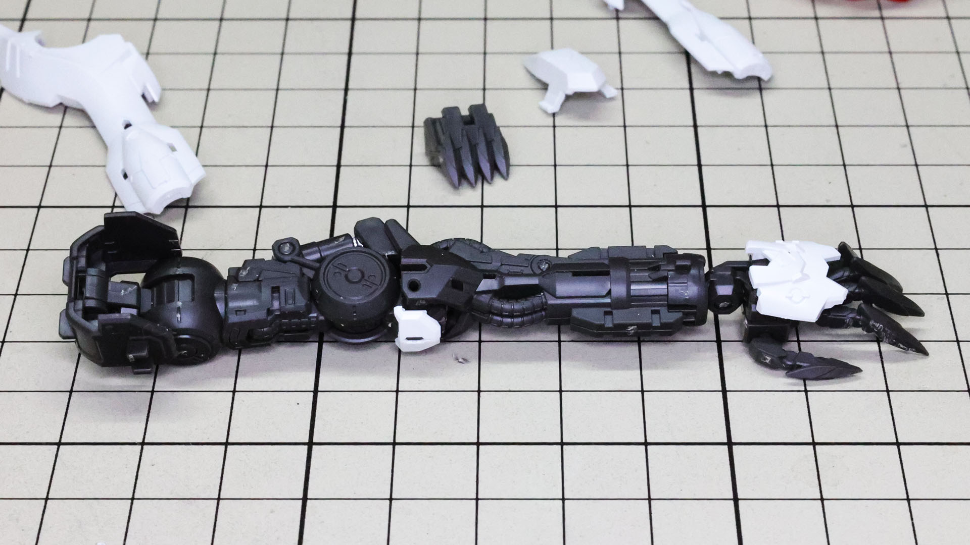 各部の装甲を組み付けていきます