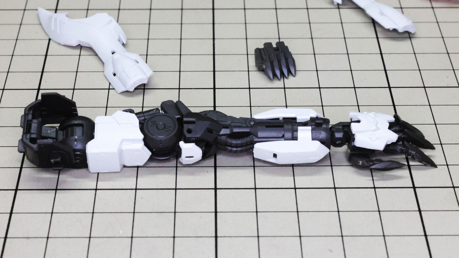 特徴的な眺めの前腕装甲と肘関節カバーのメカフレームを組んでいきます