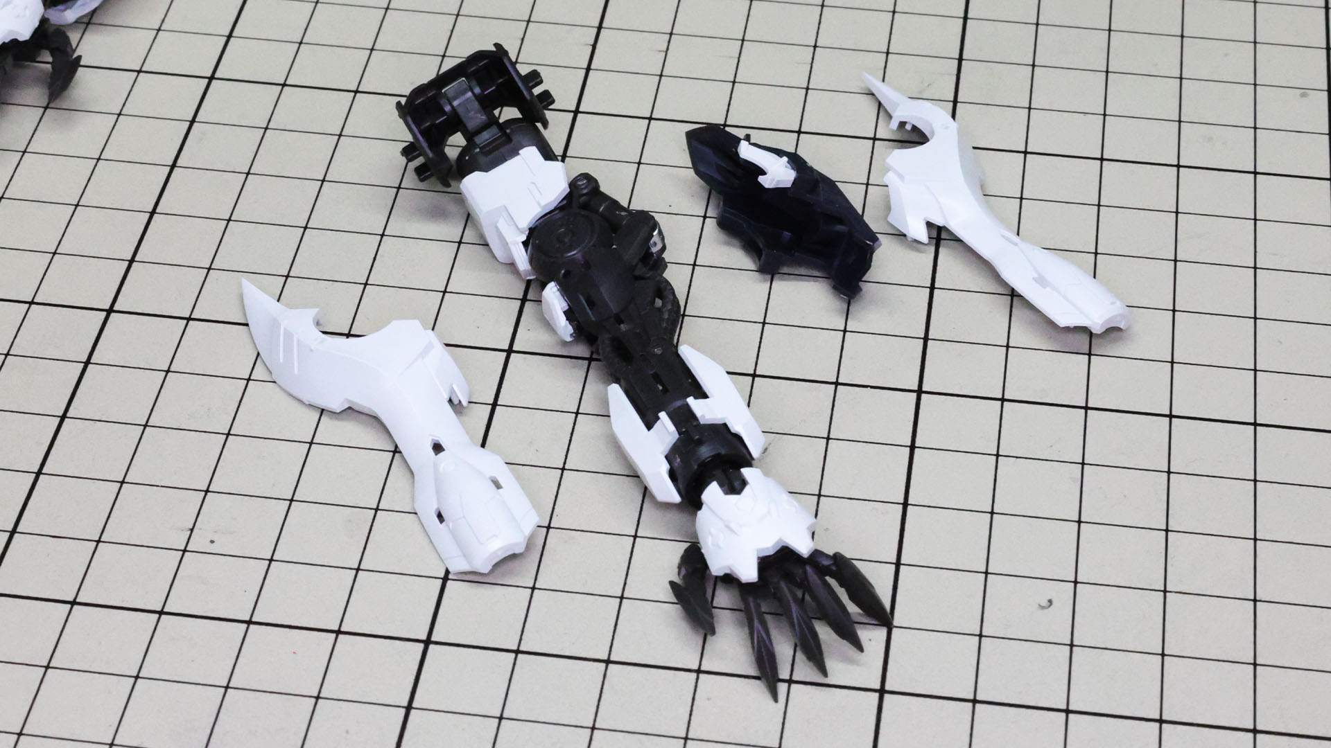 特徴的な眺めの前腕装甲と肘関節カバーのメカフレームを組んでいきます