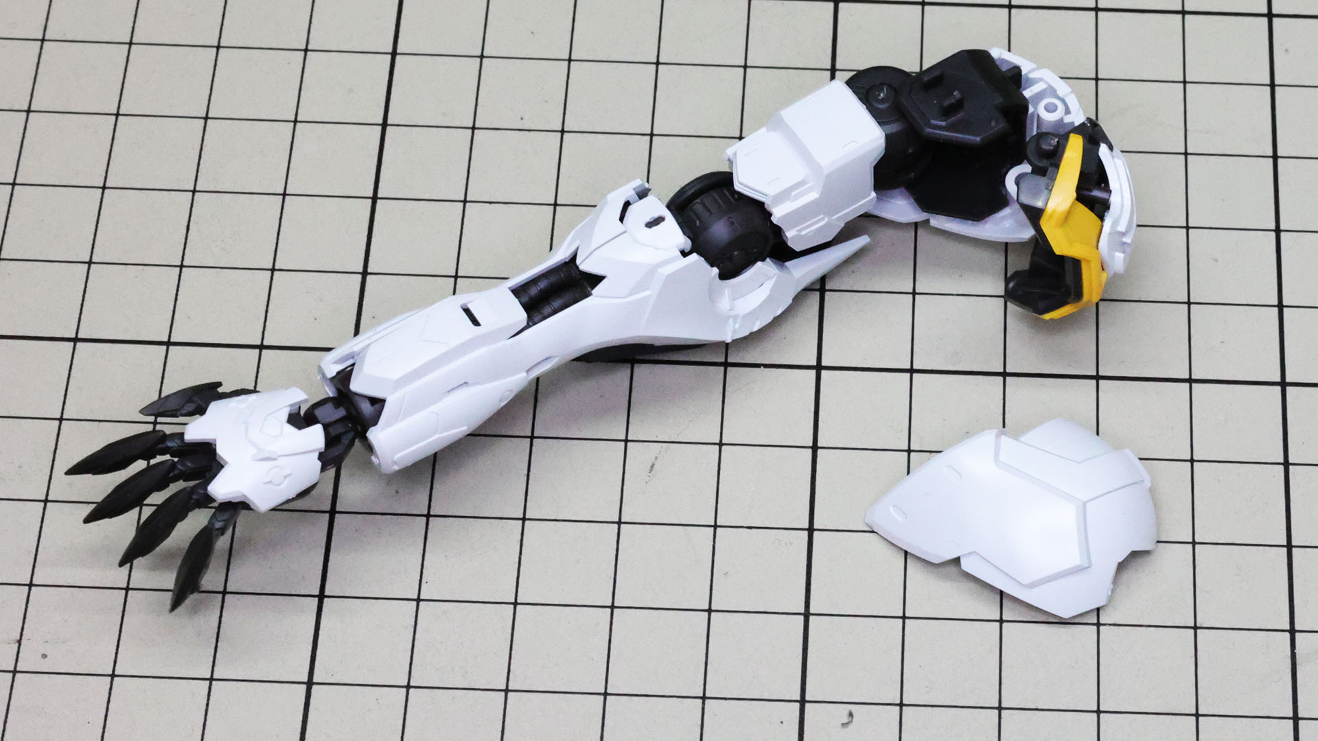 肩先のアーマーを組んでいきます