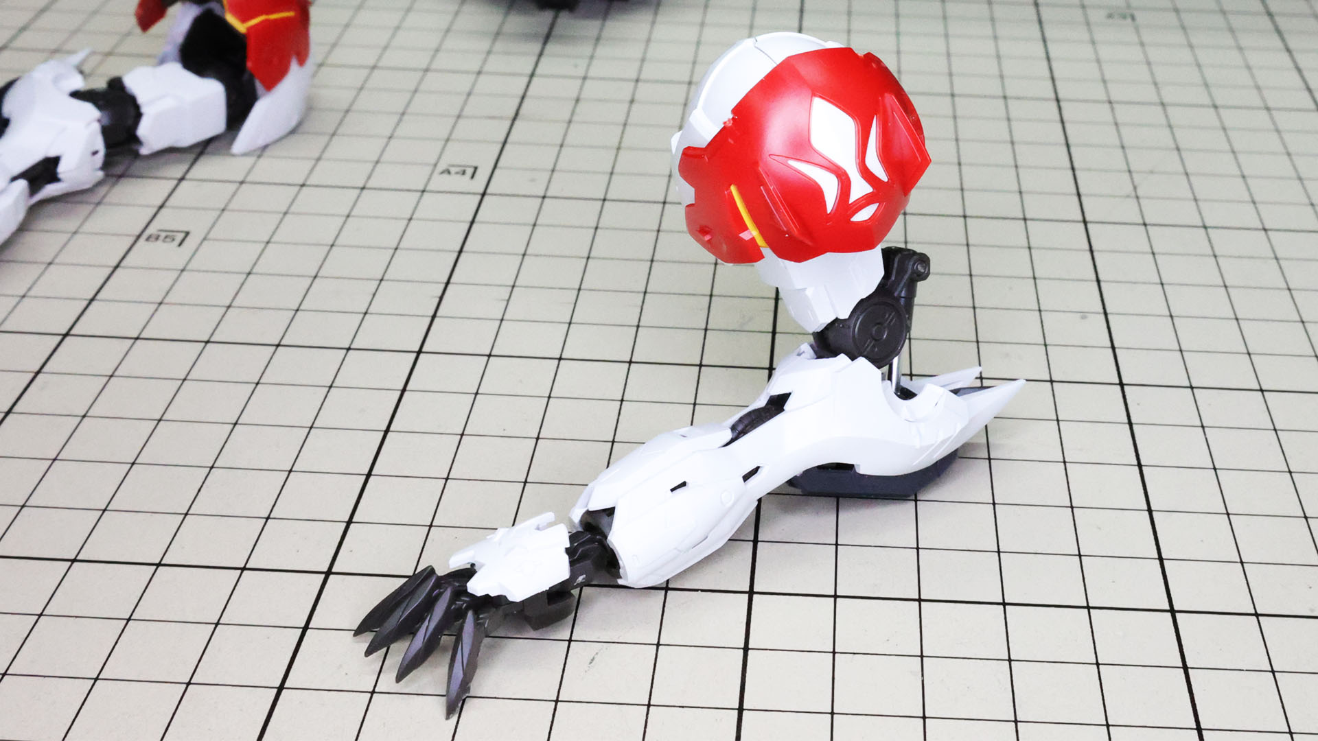 赤い装飾パーツを組み付ければ鉄華団マークがシャープに浮かび上がります