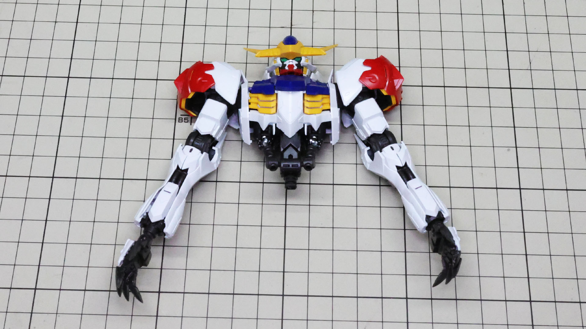 胴体部とドッキングさせました。腕が長い！