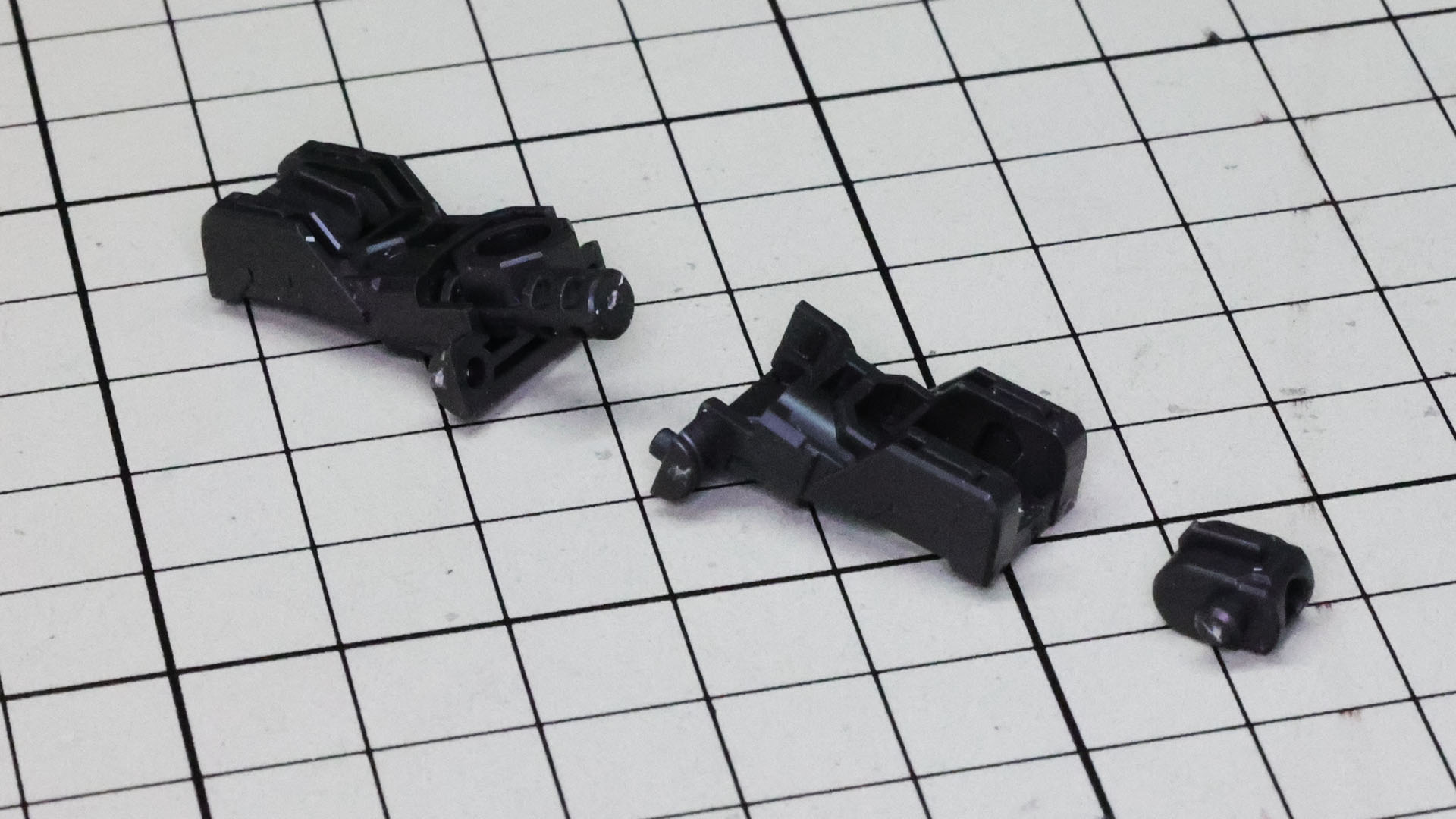 腹部との接続部を中央に持つ、左右のアーマーを接続するメカフレームを組みます。左右端にはアーマー接続のための関節を組み込みます