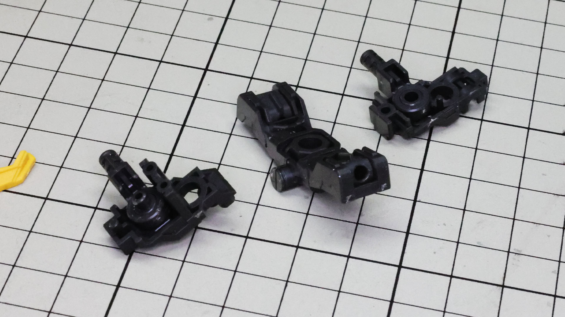 それを挟み込むように前後から股関節部を組んでいきます