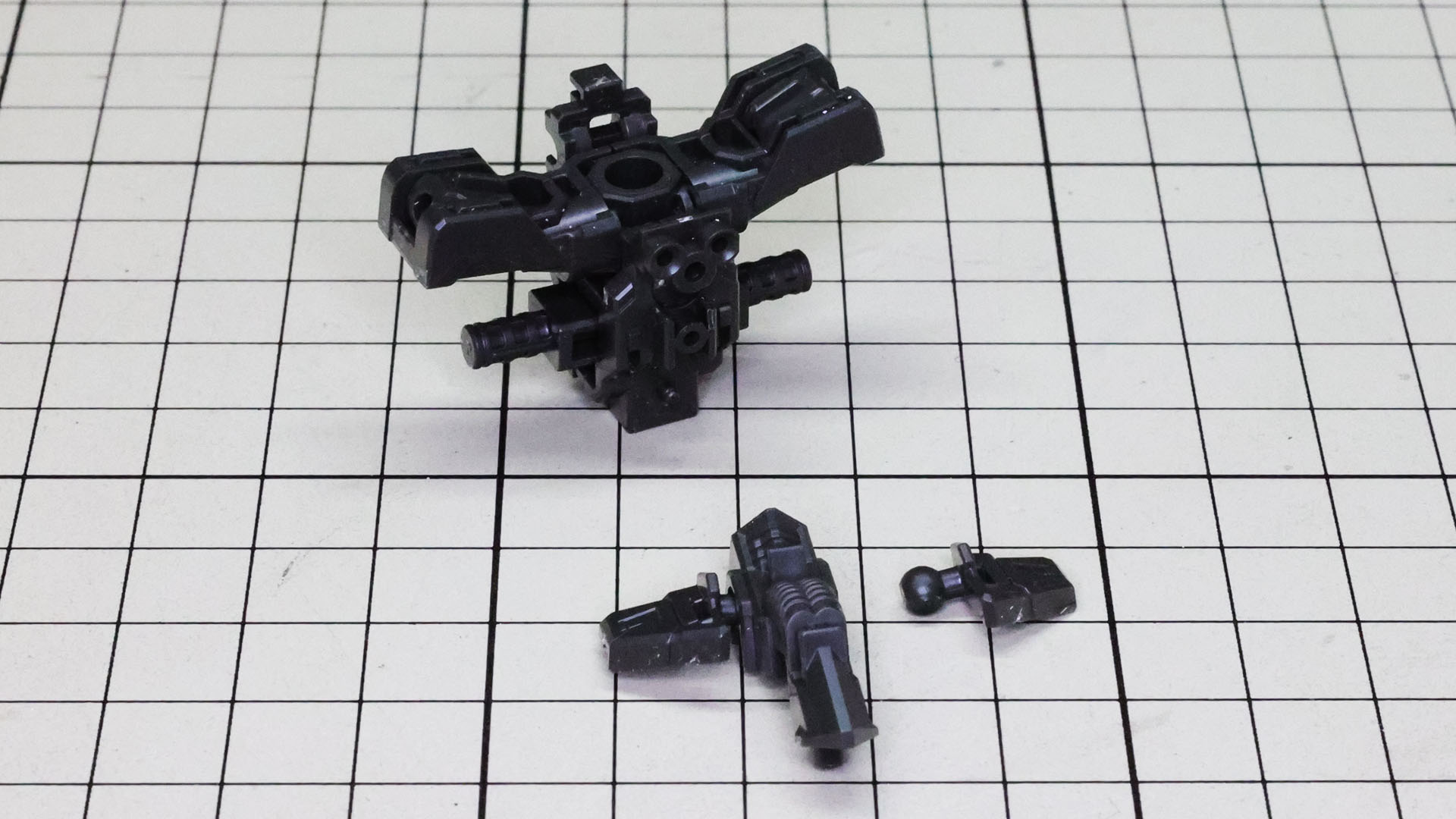 フロントアーマーの接続部を持つメカフレームを組みます