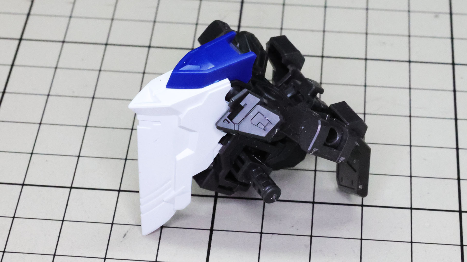 フロントの加飾部はカラー分けされています