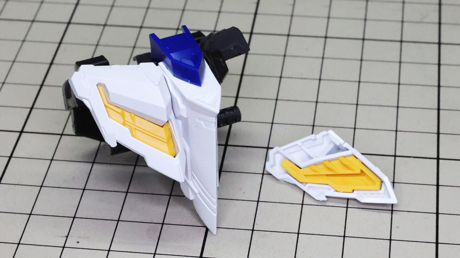 フロントアーマーは裏側から黄色のディテールを組んで、メカフレームに接続します