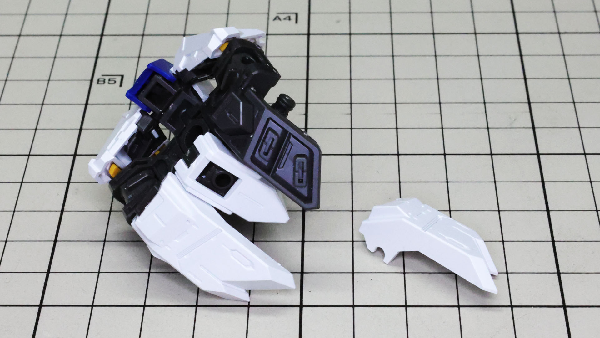 リアアーマーもメカフレームにかぶせる形で組まれます