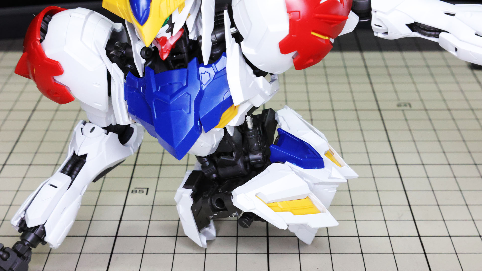 上半身とは90度回転させた状態からドッキング、正位置に回転させます