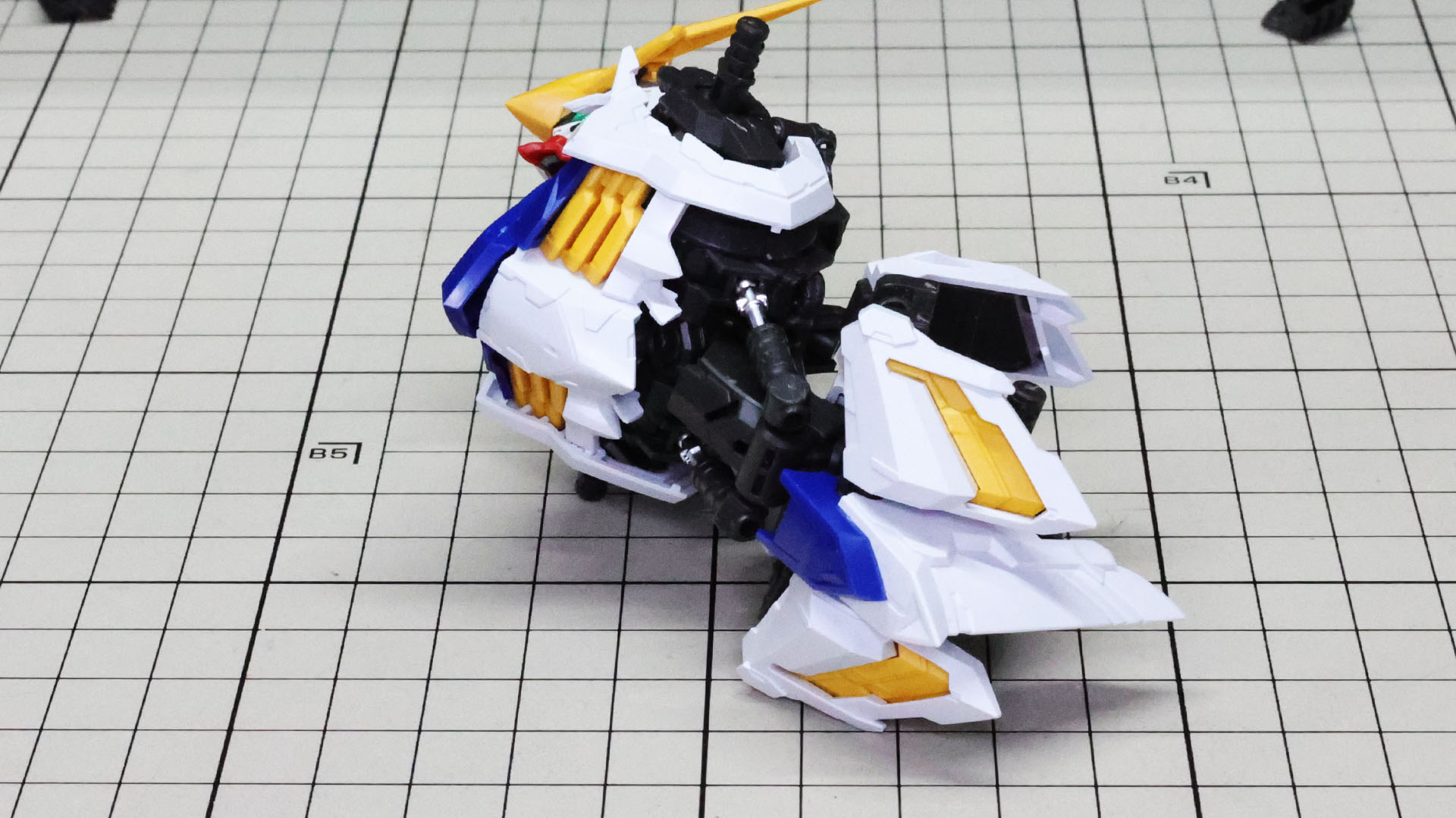 この状態で上体を反らしてみました。腰部から頭部へかけての驚異的な可動性能です！