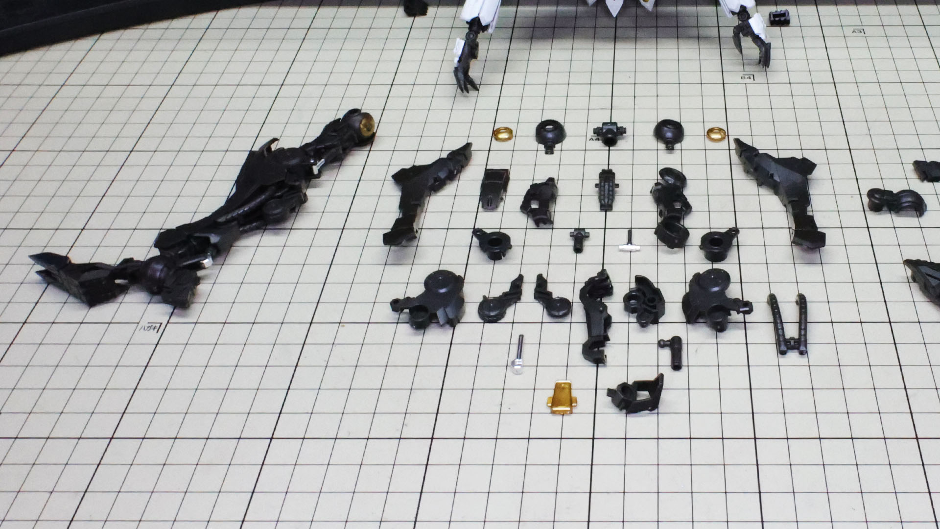 右脚のメカフレームを組んであります。数が多いのでパーツ集合写真を2つに分けました。中央から右が脚部本体のパーツ群です