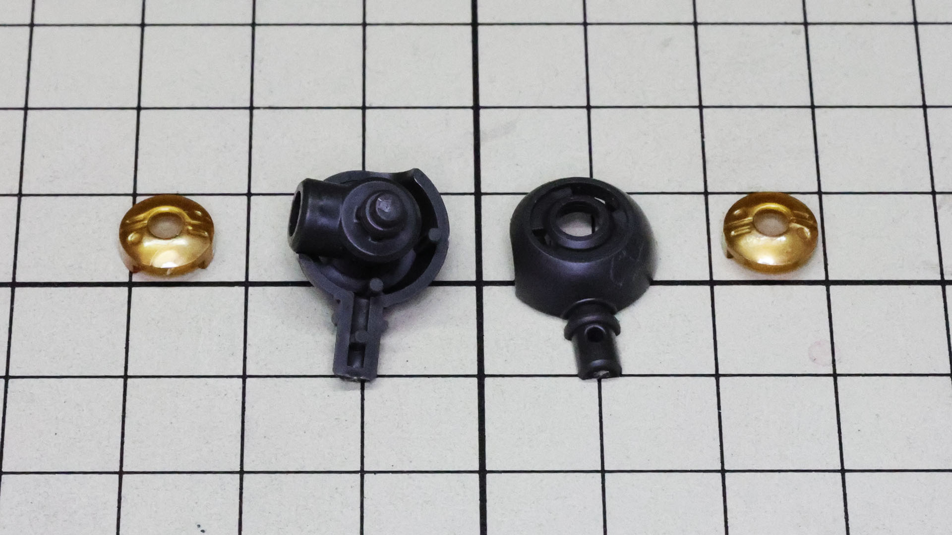 股関節を組んでいきます。ゴールドの加飾部があります