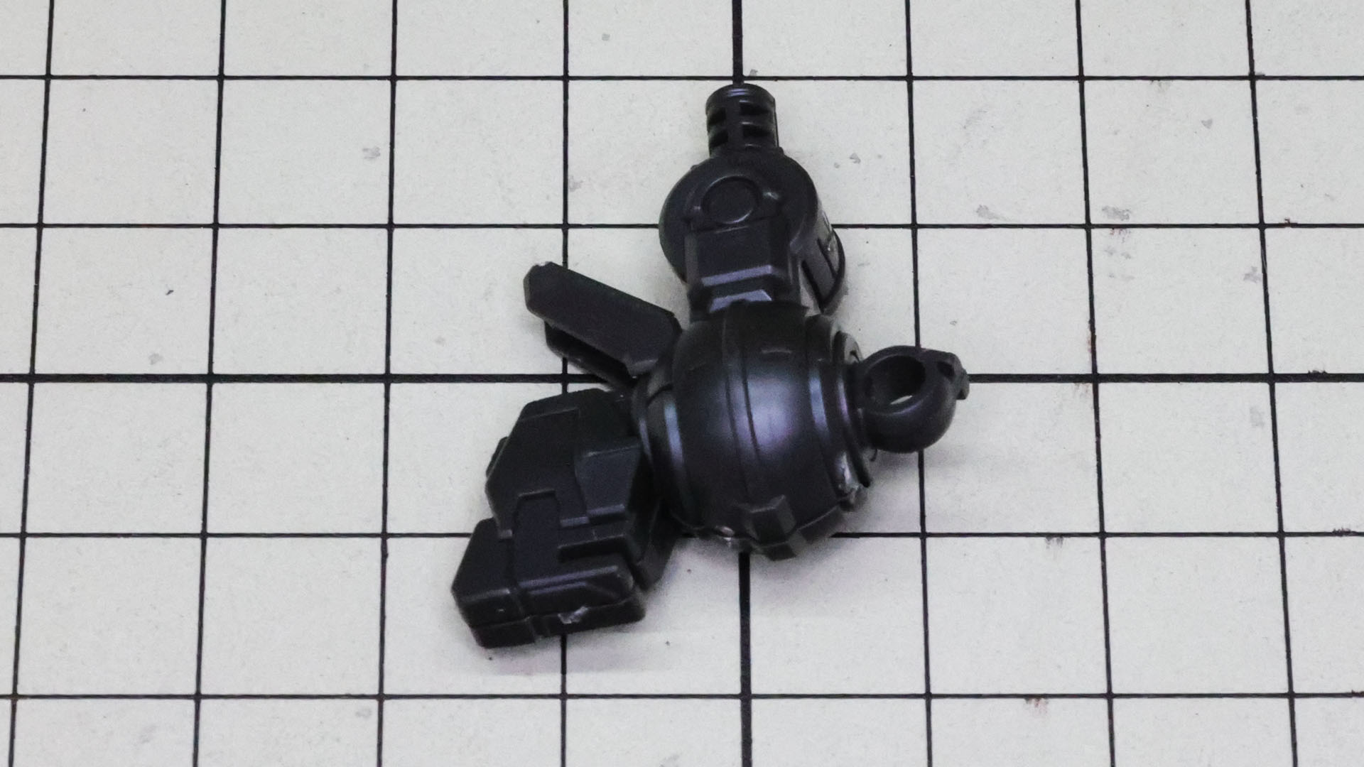 中央の球形になる部分で左右のロールを実現します