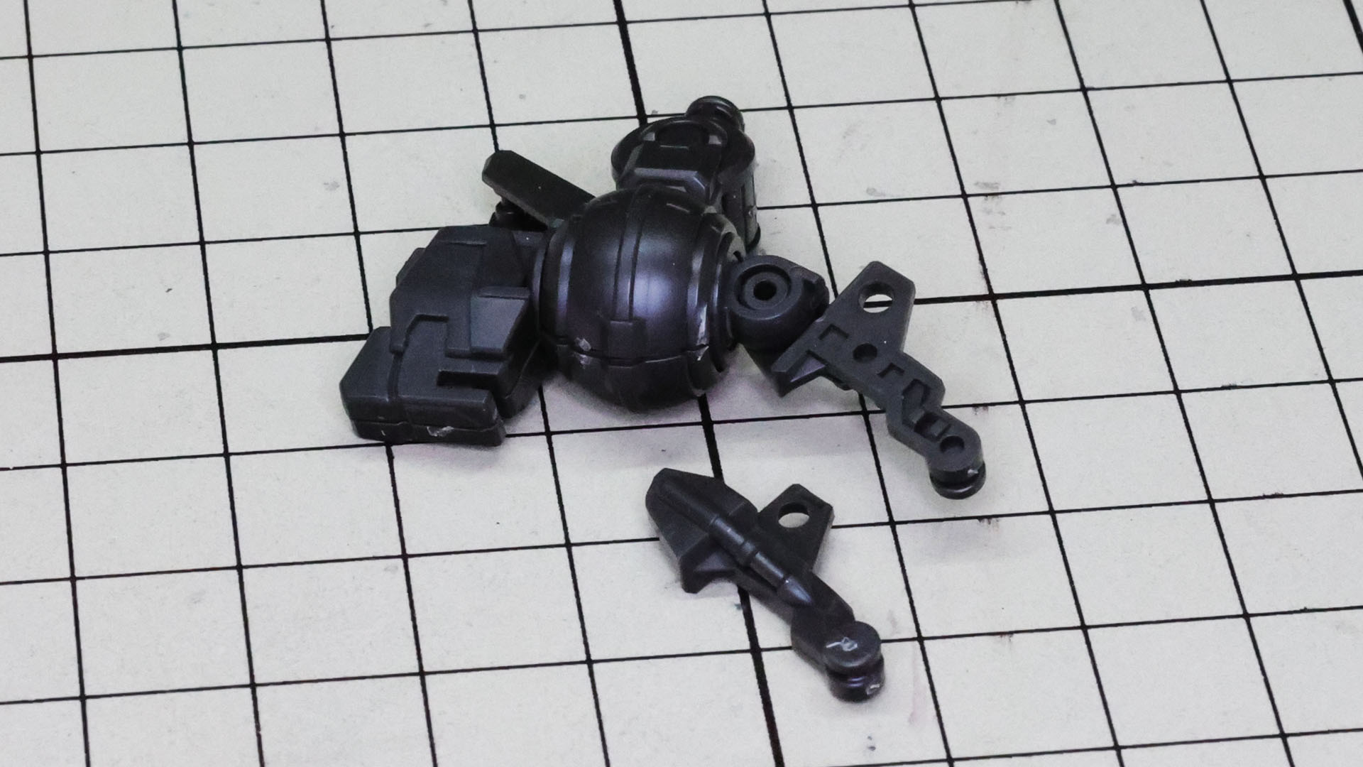 そこへ足の甲やつま先にあたる部分を組んでいきます