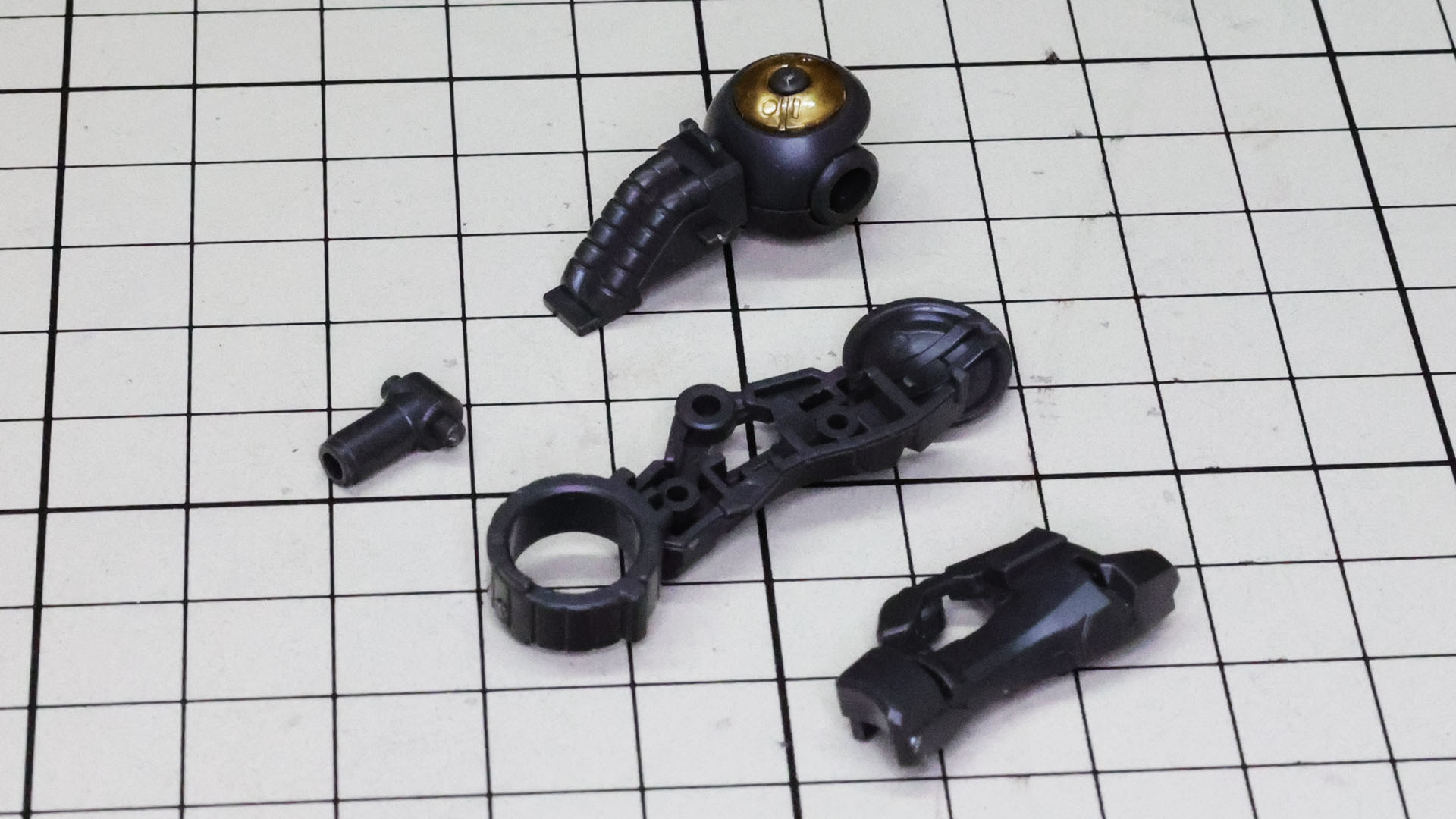 先ほど組んだ股関節部と大腿部メカフレームを組んでいきます