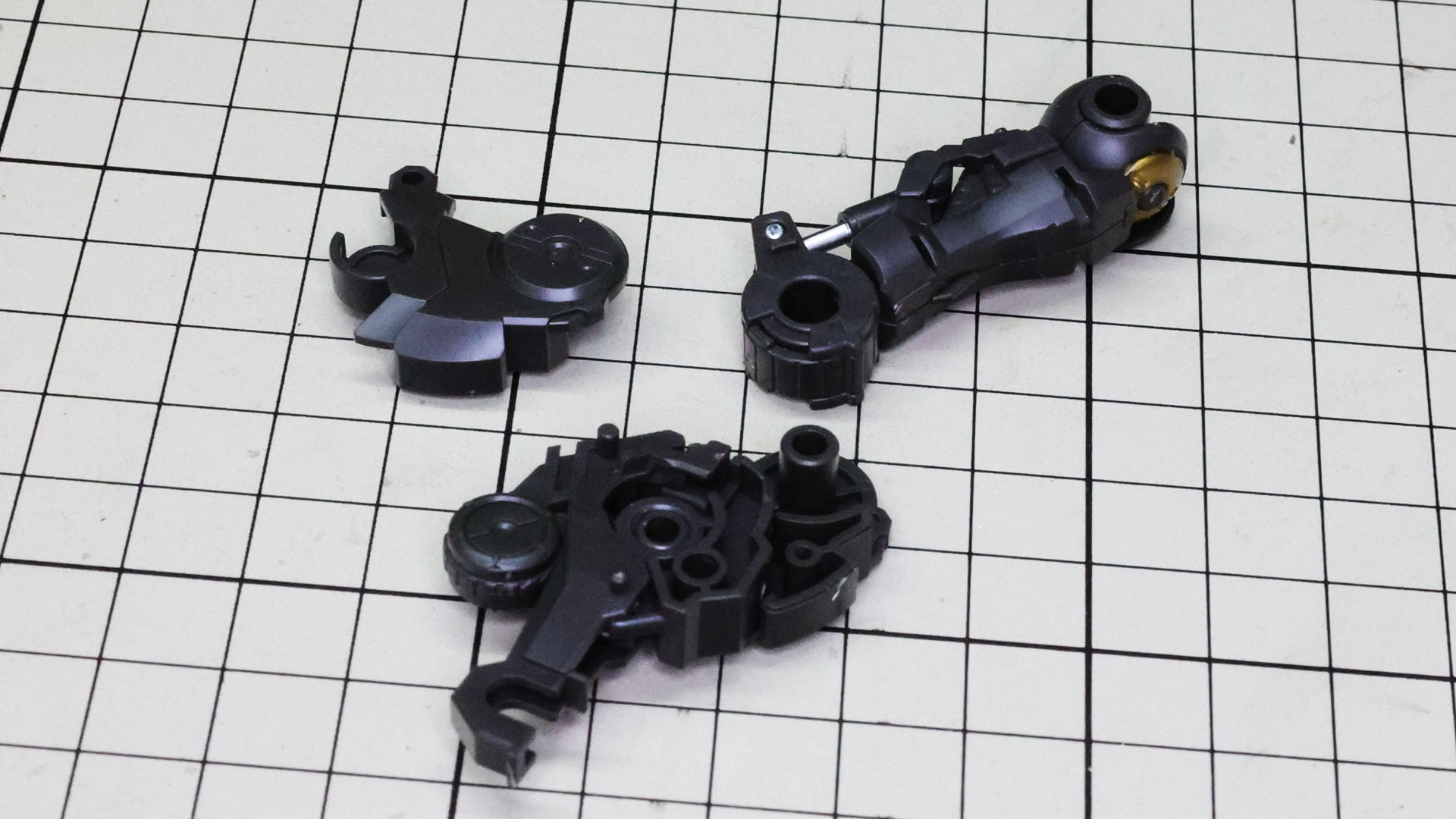 大腿部と膝関節をドッキングさせていきます